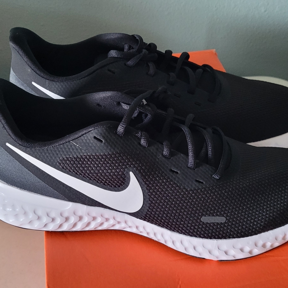 Men's Nike Revolutions 5 shoes,size13, black/white